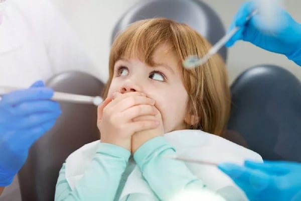 anxious-girl-at-dentist