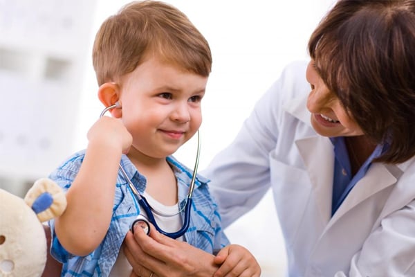 child-using-doctor-tools-stethescope